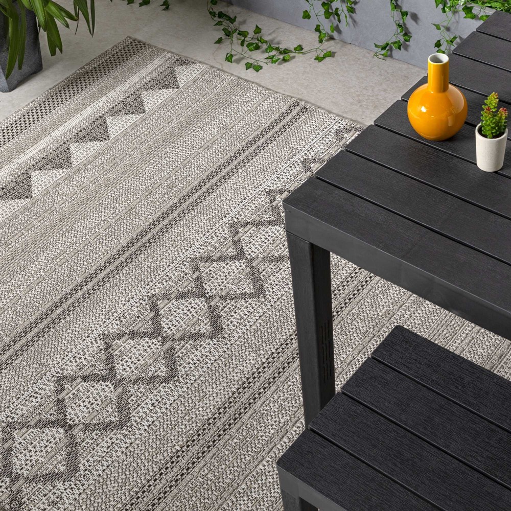 Varanda Diamond Geometric Outdoor Rugs in VA01 Natural